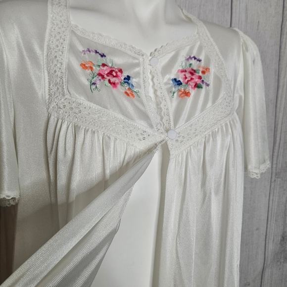 Vintage 70s Sears White Nylon Nightgown with Floral Embroidery, size Medium - Picture 2 of 9
